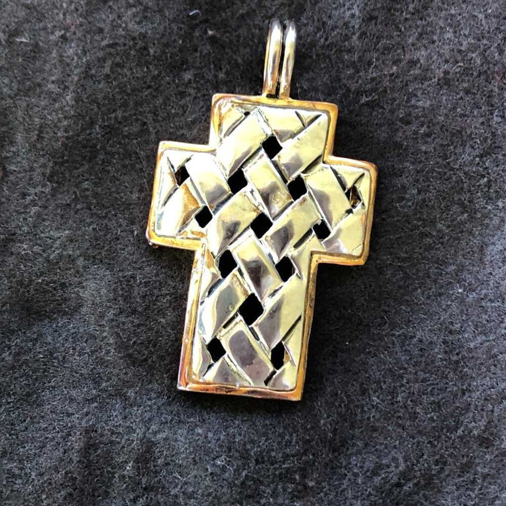 Silver and Gold Colored Metal lattice design Cross 2 1/4 " long by 1 1/4… - Picture 7 of 10